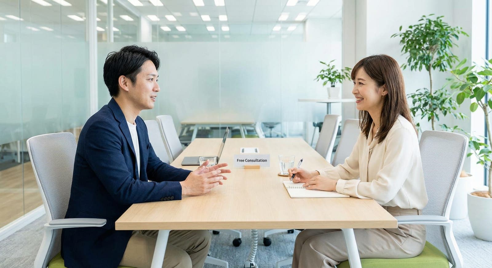 無料相談:日本人の大人2人が打合せをしているイメージ